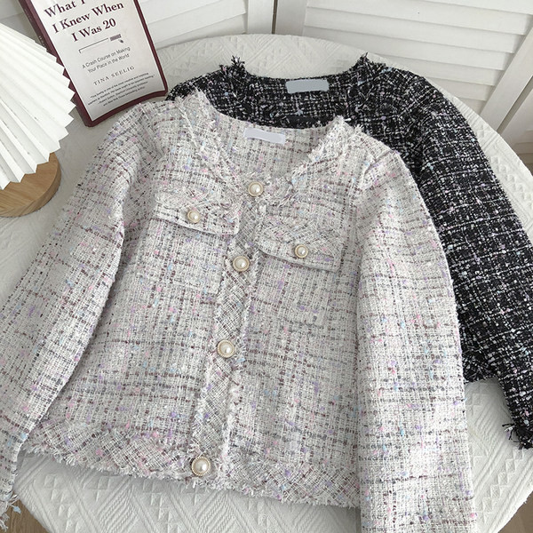 Sügisene naiste kuldsete nööpidega tviidmantel