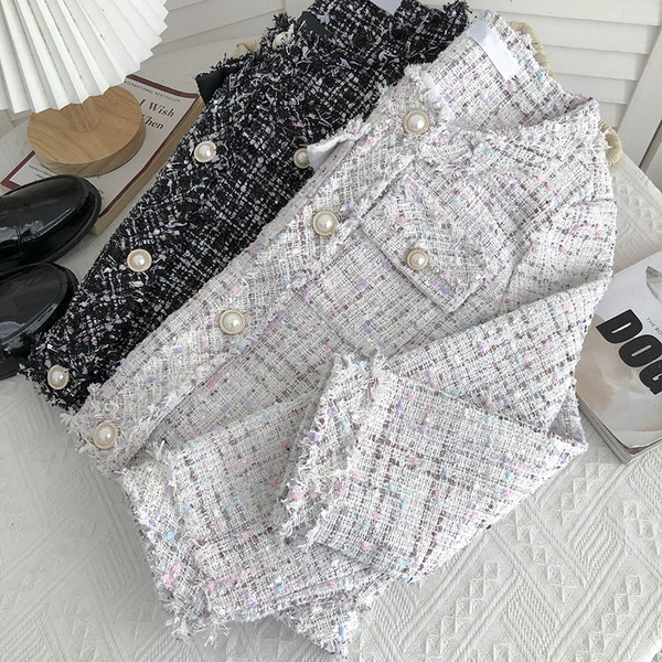 Sügisene naiste kuldsete nööpidega tviidmantel