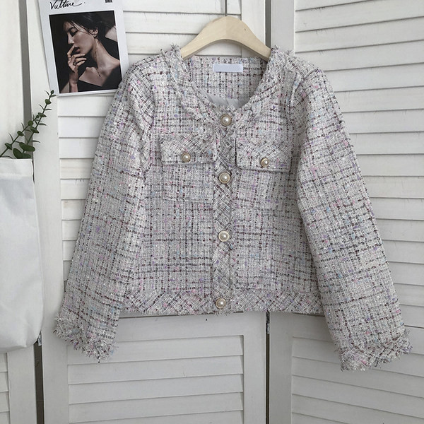 Sügisene naiste kuldsete nööpidega tviidmantel