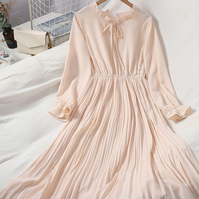 Uut mudelit ümara kaelusega ja pikkade varrukatega naiste väljalõikega kleit