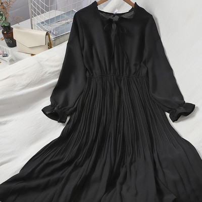 Uut mudelit ümara kaelusega ja pikkade varrukatega naiste väljalõikega kleit