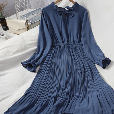 Uut mudelit ümara kaelusega ja pikkade varrukatega naiste väljalõikega kleit