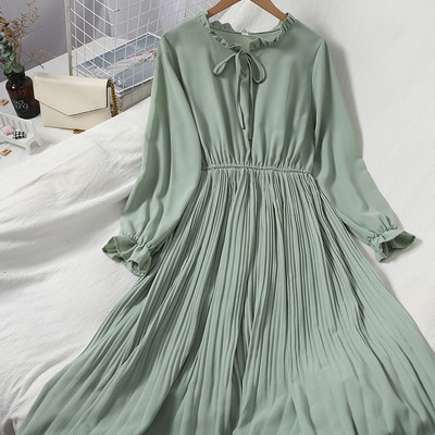 Uut mudelit ümara kaelusega ja pikkade varrukatega naiste väljalõikega kleit