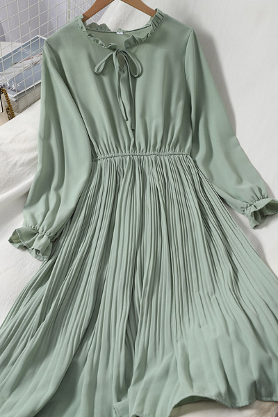 Uut mudelit ümara kaelusega ja pikkade varrukatega naiste väljalõikega kleit