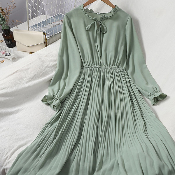 Uut mudelit ümara kaelusega ja pikkade varrukatega naiste väljalõikega kleit