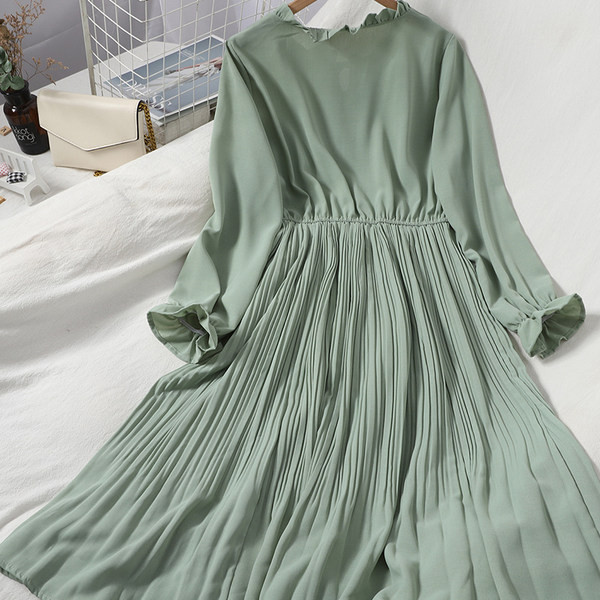 Uut mudelit ümara kaelusega ja pikkade varrukatega naiste väljalõikega kleit