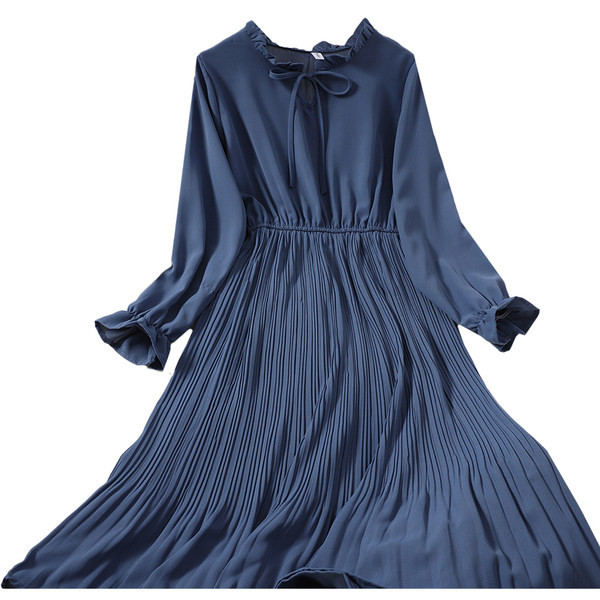 Uut mudelit ümara kaelusega ja pikkade varrukatega naiste väljalõikega kleit