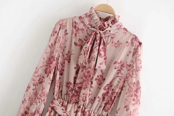 Μοντέρνο μακρύ φόρεμα με ζώνη και λουλουδάτο μοτίβο