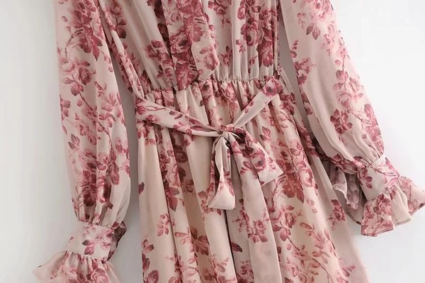 Μοντέρνο μακρύ φόρεμα με ζώνη και λουλουδάτο μοτίβο