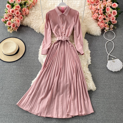 Μοντέρνο γυναικείο πλισέ φόρεμα με ζώνη και κλασικό γιακά