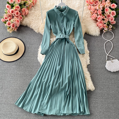 Μοντέρνο γυναικείο πλισέ φόρεμα με ζώνη και κλασικό γιακά