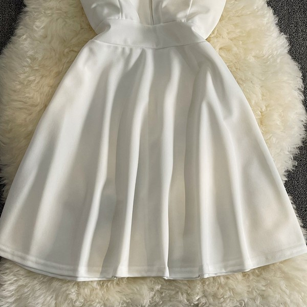 Stiilne ühe rihmaga naiste kleit must-valge