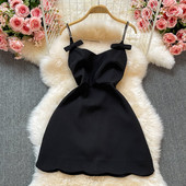 Moodne kahevärviline keti ja peenikeste rihmadega naiste kleit