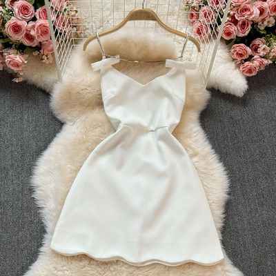 Moodne kahevärviline keti ja peenikeste rihmadega naiste kleit