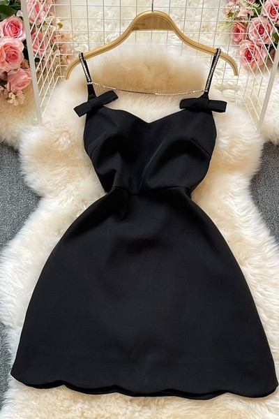 Moodne kahevärviline keti ja peenikeste rihmadega naiste kleit