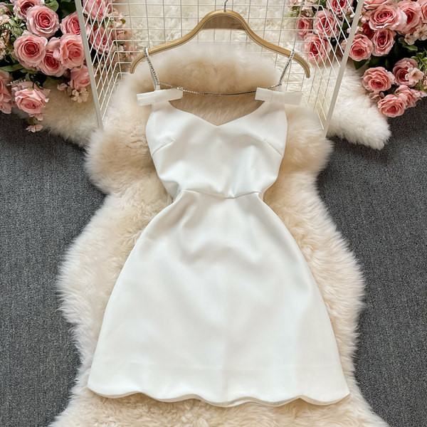 Moodne kahevärviline keti ja peenikeste rihmadega naiste kleit