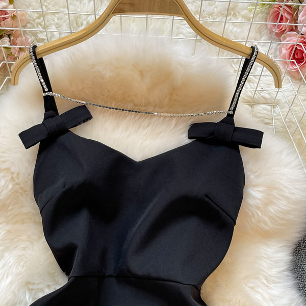 Moodne kahevärviline keti ja peenikeste rihmadega naiste kleit