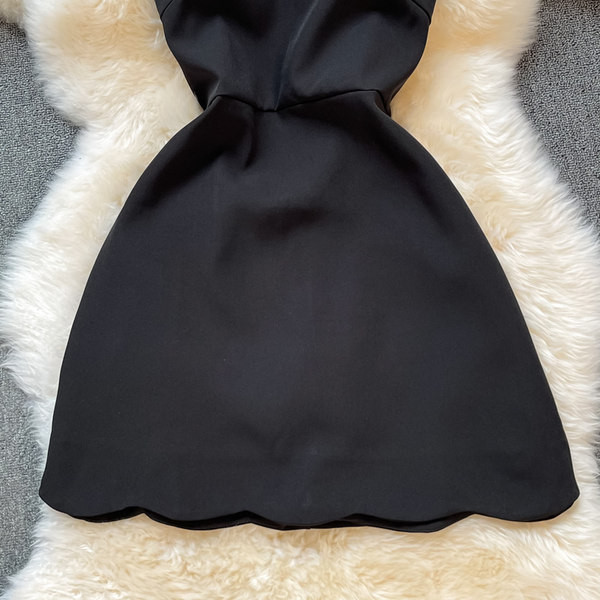 Moodne kahevärviline keti ja peenikeste rihmadega naiste kleit