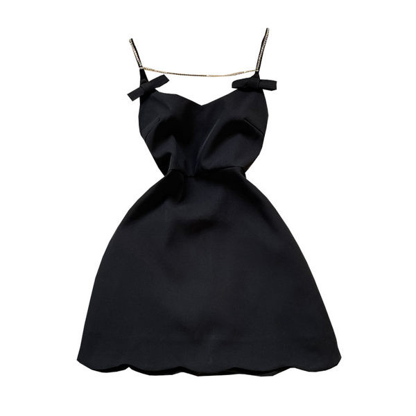 Moodne kahevärviline keti ja peenikeste rihmadega naiste kleit