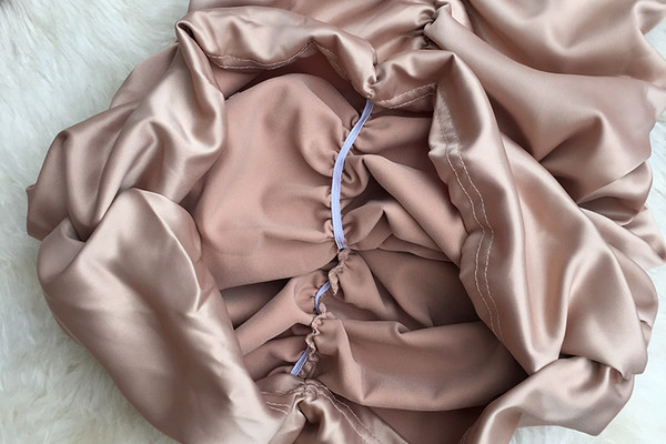 Stiilne naiste kleit pikkade varrukate ja lukuga