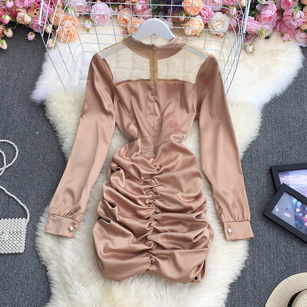 Stiilne naiste kleit pikkade varrukate ja lukuga