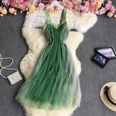 Κομψό γυναικείο φόρεμα με τούλι και τιράντες