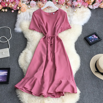 Moodne lühikeste varrukatega naiste kleit