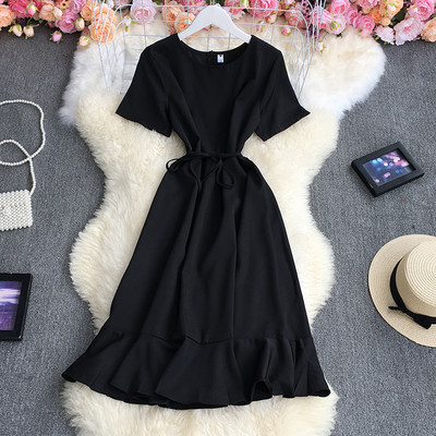 Moodne lühikeste varrukatega naiste kleit