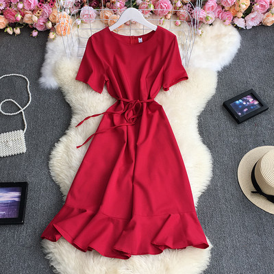 Moodne lühikeste varrukatega naiste kleit