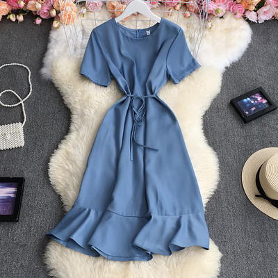 Moodne lühikeste varrukatega naiste kleit