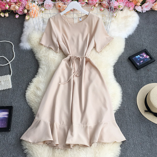 Moodne lühikeste varrukatega naiste kleit