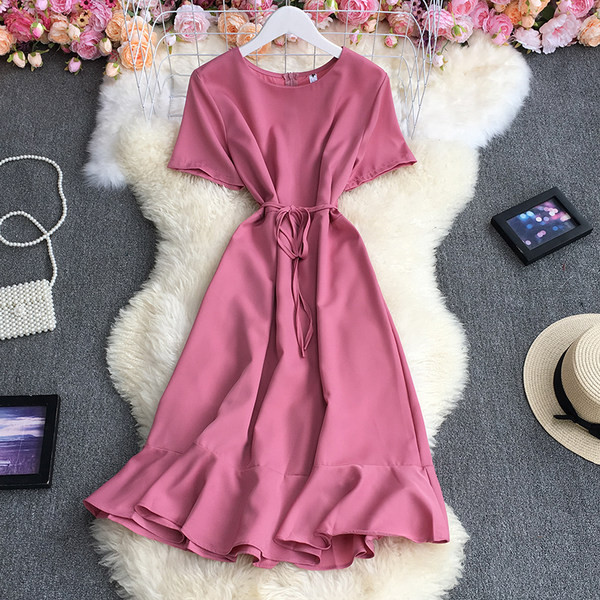 Moodne lühikeste varrukatega naiste kleit