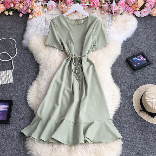 Moodne lühikeste varrukatega naiste kleit