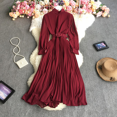 Pikk naiste kleit vööga