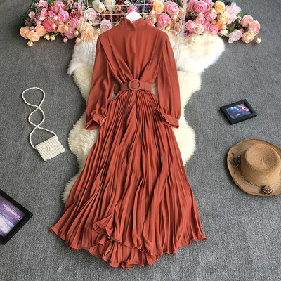 Pikk naiste kleit vööga