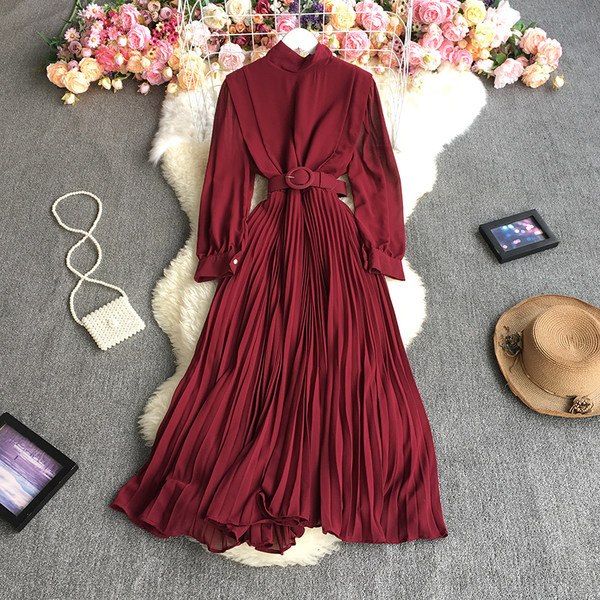 Pikk naiste kleit vööga