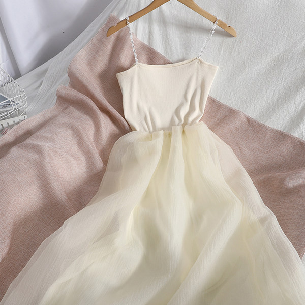 Μοντέρνο φόρεμα με φούστα και λεπτές τιράντες