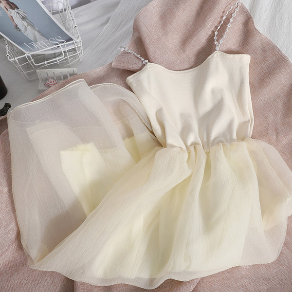 Μοντέρνο φόρεμα με φούστα και λεπτές τιράντες