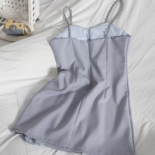 Moodne naiste lühike kivikeste ja õhukeste rihmadega kleit