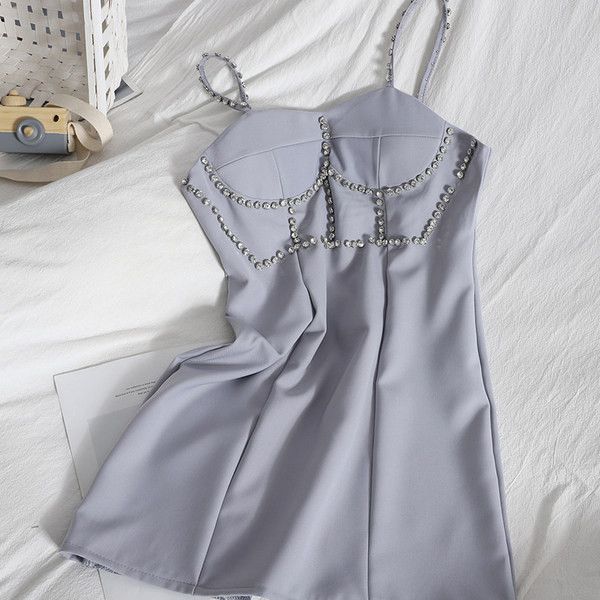 Moodne naiste lühike kivikeste ja õhukeste rihmadega kleit