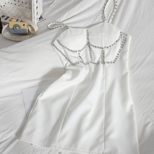 Moodne naiste lühike kivikeste ja õhukeste rihmadega kleit