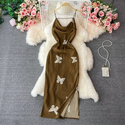 Ženska haljina na tanke naramenice s prorezom i vezom