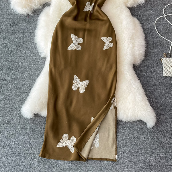 Ženska haljina na tanke naramenice s prorezom i vezom