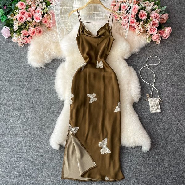 Ženska haljina na tanke naramenice s prorezom i vezom