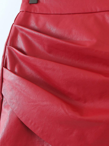 Lühike kunstnahast seelik, millel on volditud efekt