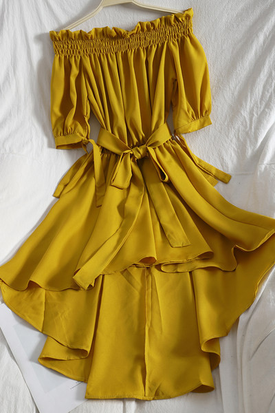 Novi model asimetrične ženske haljine sa lađa izrezom i pojasom