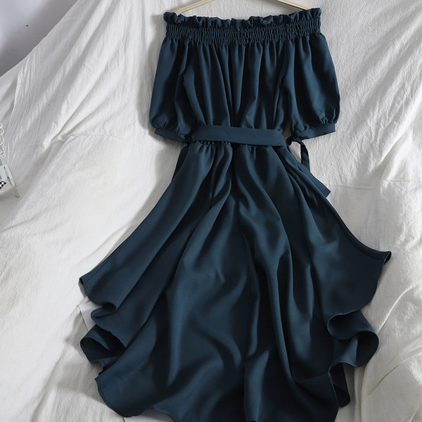 Novi model asimetrične ženske haljine sa lađa izrezom i pojasom