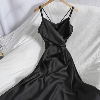 Moodne naiste kleit õhukeste rihmadega – mitmes värvitoonis