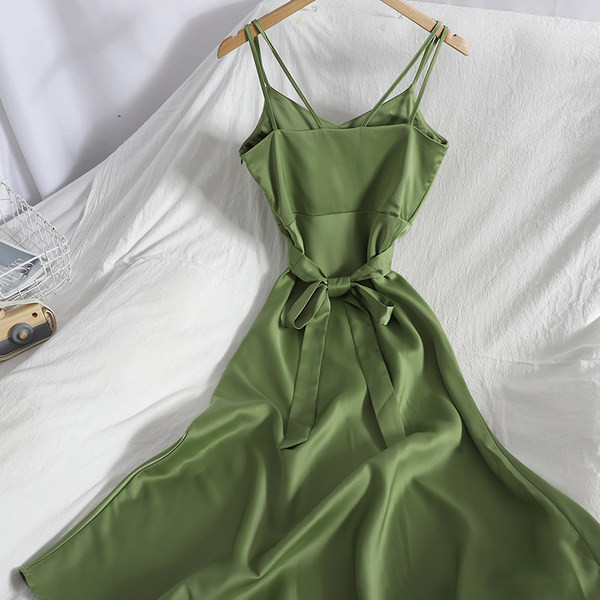 Moodne naiste kleit õhukeste rihmadega – mitmes värvitoonis