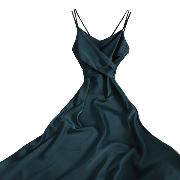 Moodne naiste kleit õhukeste rihmadega – mitmes värvitoonis